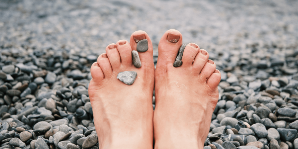 Cuida de tus pies también en verano gracias a nuestros 7 consejos pensados en ayudarte